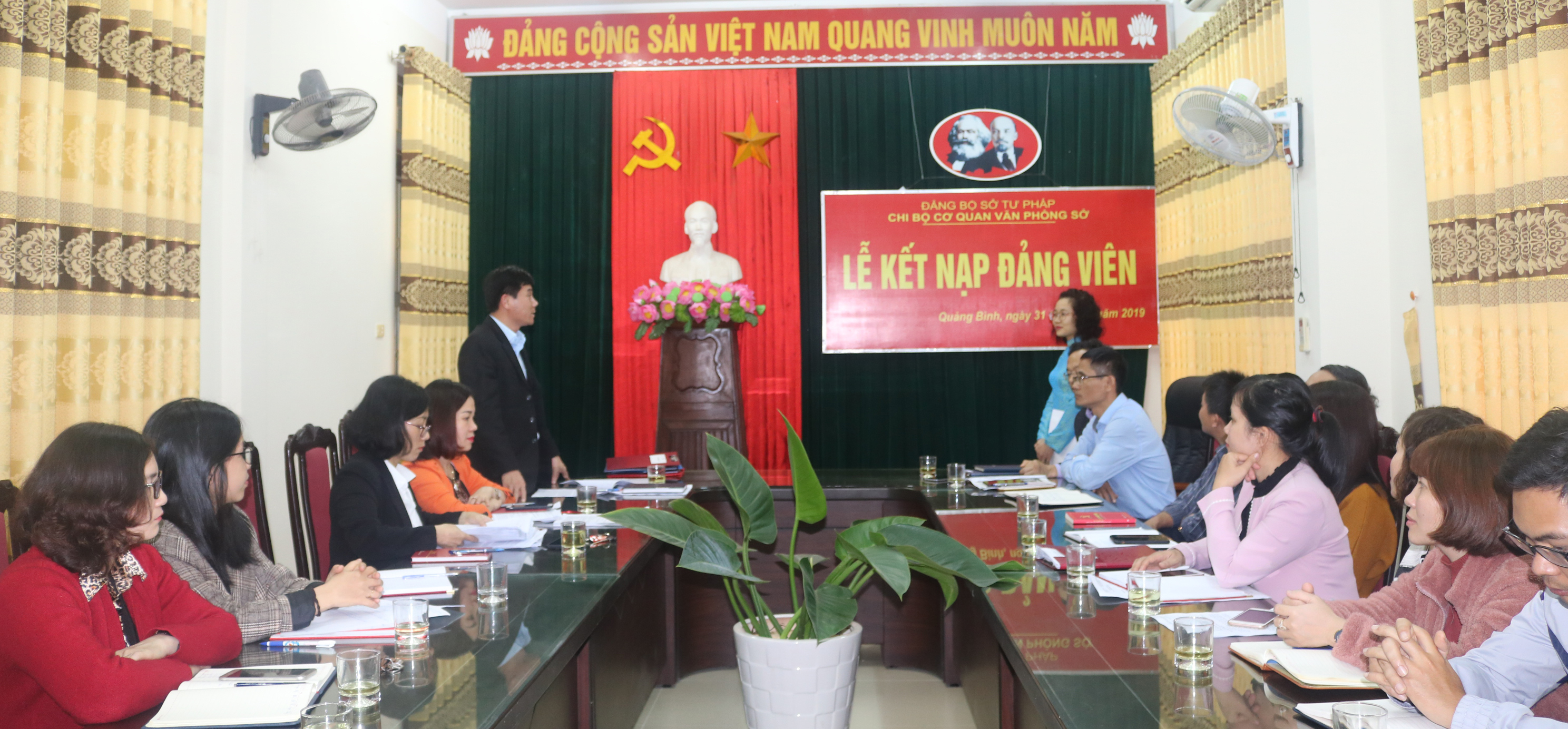 Đồng chí Trần Chí Tiến, Bí thư Đảng ủy phát biểu giao nhiệm vụ cho Đ/c Đỗ Thị Ngọc Thúy
