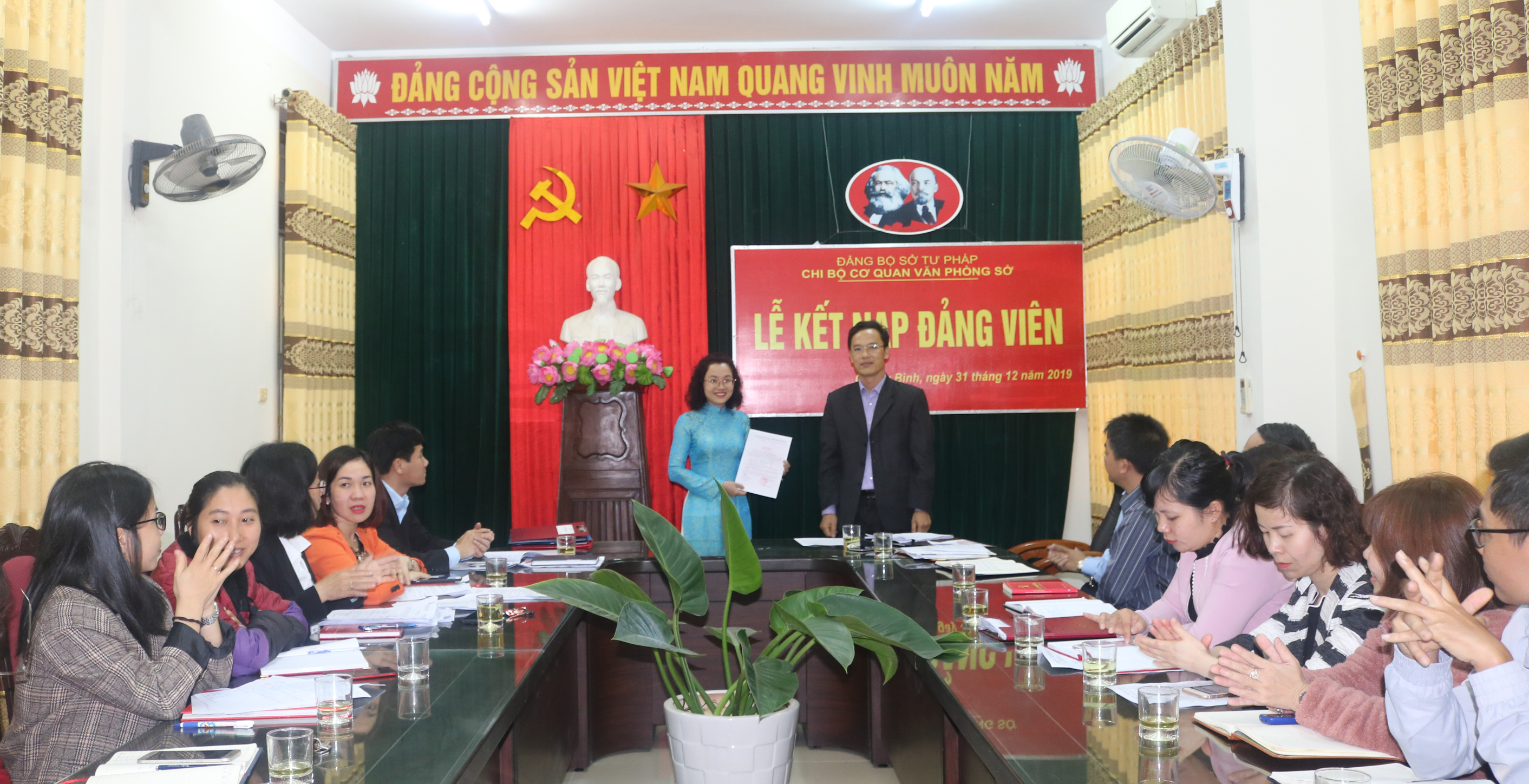 Đồng chí Trương Quang Sáng &ndash; Bí thư Chi bộ trao Quyết định kết nạp Đảng viên