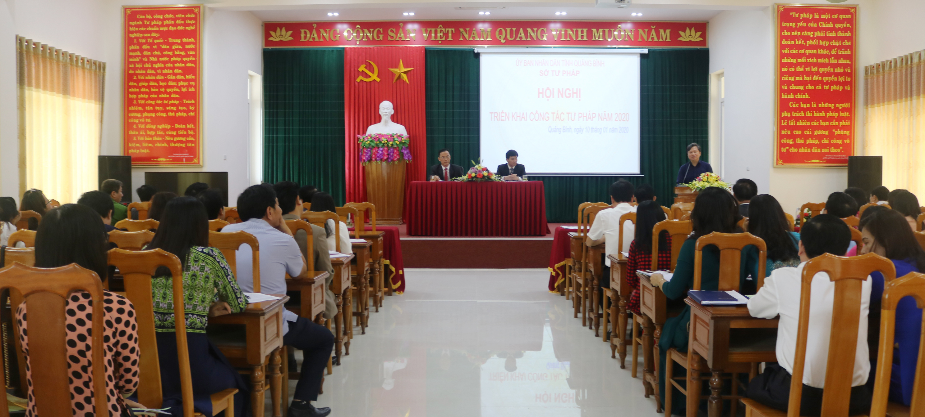 Đồng chí Nguyễn Tiến Hoàng, TUV, Phó Chủ tịch UBND tỉnh phát biểu chỉ đạo Hội nghị