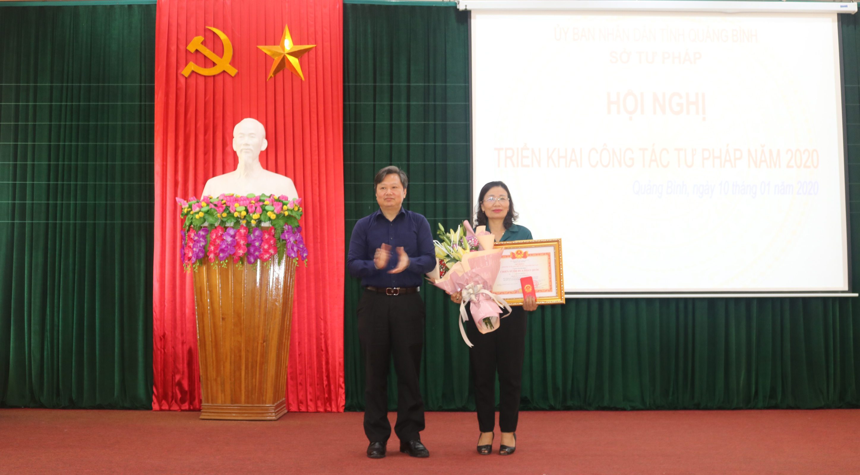 Đồng chí Nguyễn Tiến Hoàng, TUV, Phó Chủ tịch UBND tỉnh thừa ủy quyền của Thủ tướng Chính phủ trao danh hiệu "Chiến sĩ thi đua toàn quốc" cho đồng chí Nguyễn Thị Lài, nguyên TUV, nguyên Giám đốc Sở Tư pháp
