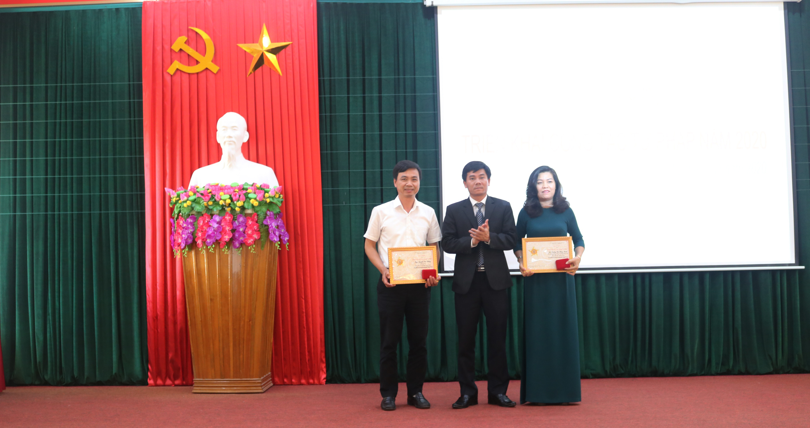 Đồng chí Trần Chí Tiến, Giám đốc Sở Tư pháp trao Kỷ niệm chương của Bộ Tư pháp cho các cá nhân
