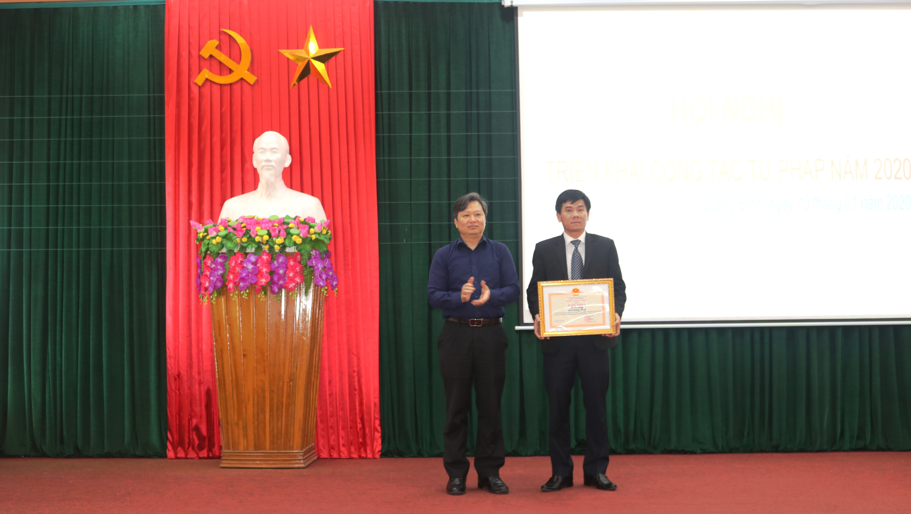 Đồng chí Nguyễn Tiến Hoàng, TUV, Phó Chủ tịch UBND tỉnh trao Bằng khen của Bộ Tư pháp cho tập thể Sở Tư pháp vì đã có thành tích xuất sắc năm 2019
