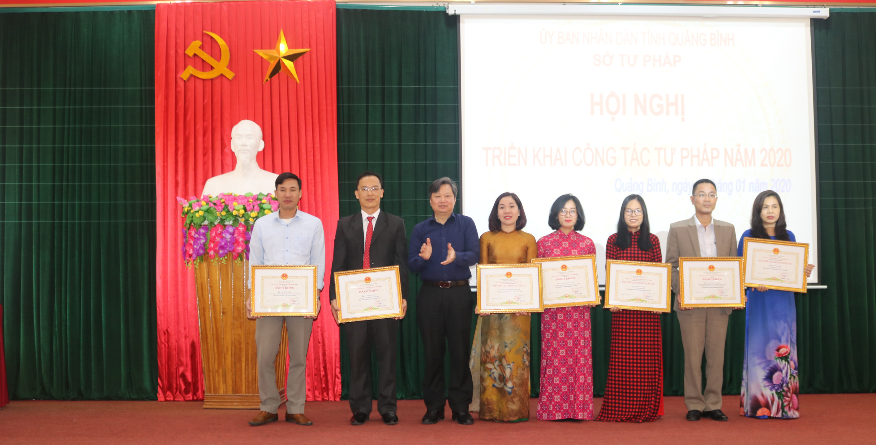 Đồng chí Nguyễn Tiến Hoàng, TUV, Phó Chủ tịch UBND tỉnh trao Bằng khen của UBND tỉnh cho các tập thể và cá nhân có thành tích xuất sắc trong công tác năm 2019