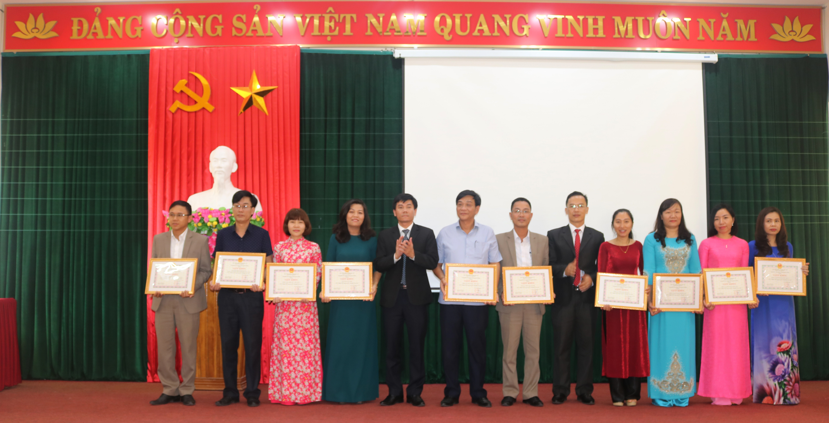 Đồng chí Trần Chí Tiến, Giám đốc Sở Tư pháp tặng Giấy khen cho các tập thể và cá nhân có thành tích xuất sắc trong công tác Tư pháp năm 2019
