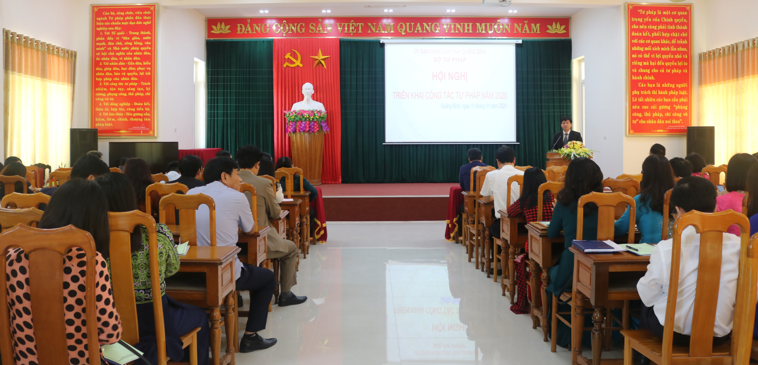 Đồng chí Trần Chí Tiến, Giám đốc Sở Tư pháp phát biểu kết luận Hội nghị