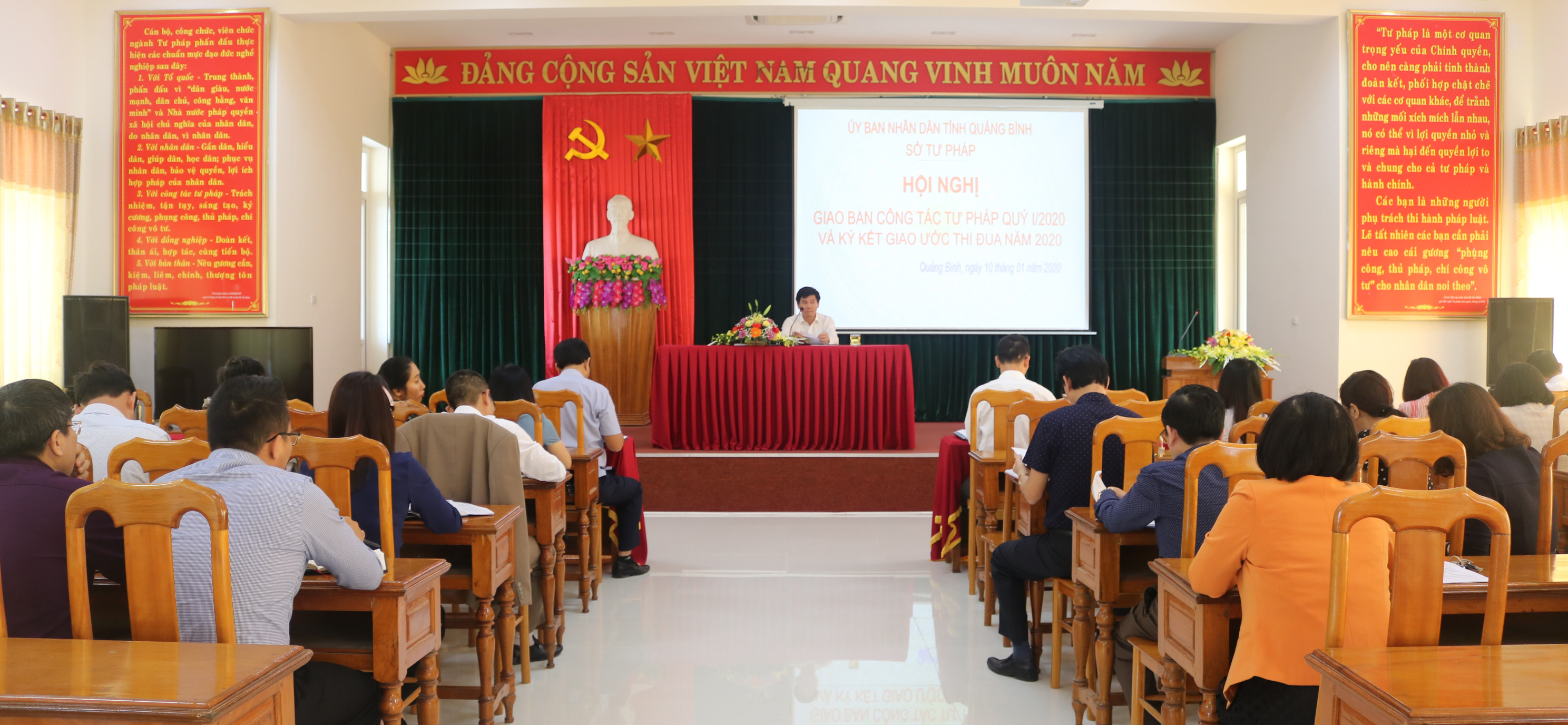 Đồng chí Trần Chí Tiến, Giám đốc Sở Tư pháp chủ trì Hội nghị.