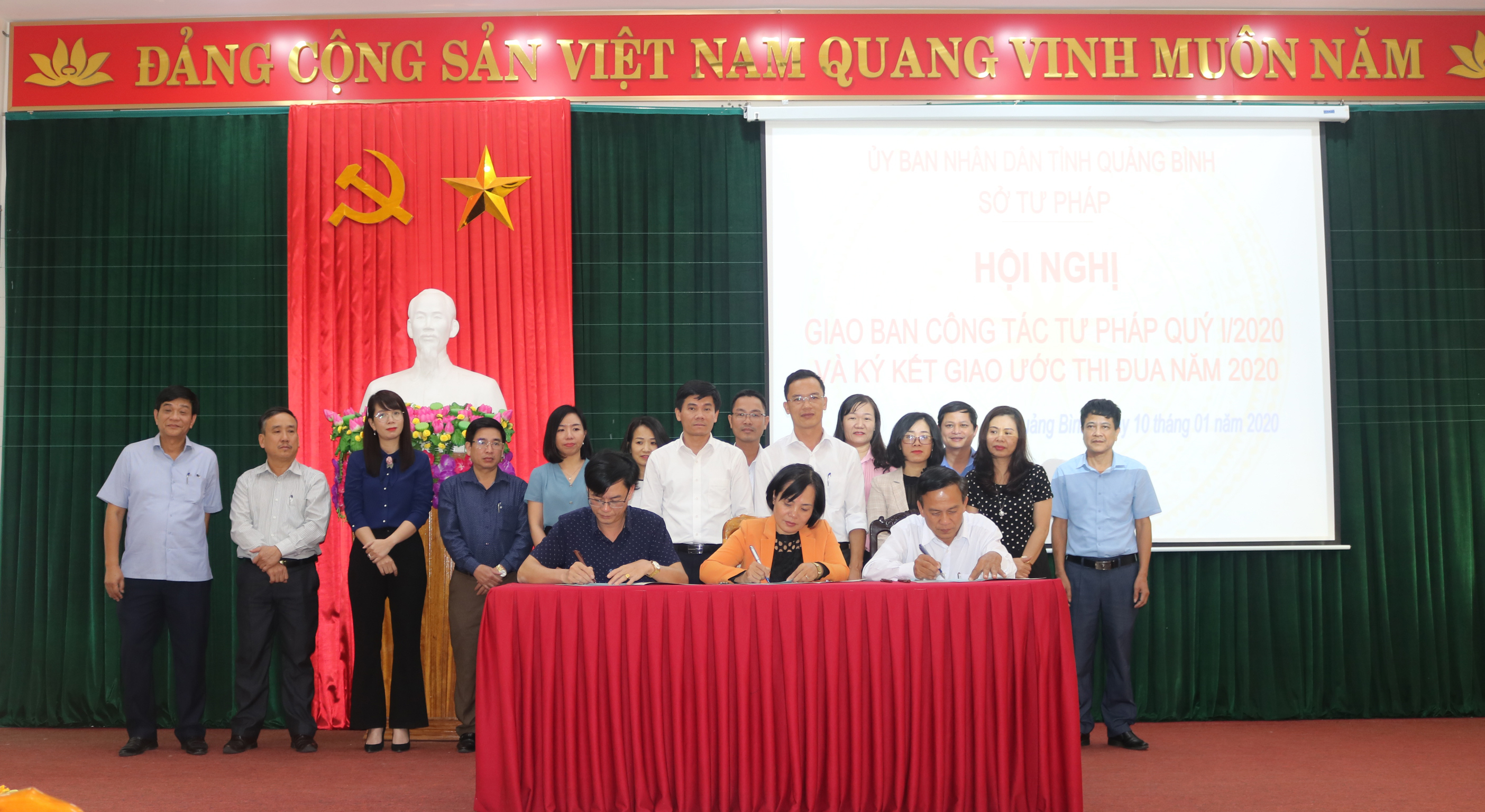 Ký kết giao ước thi đua