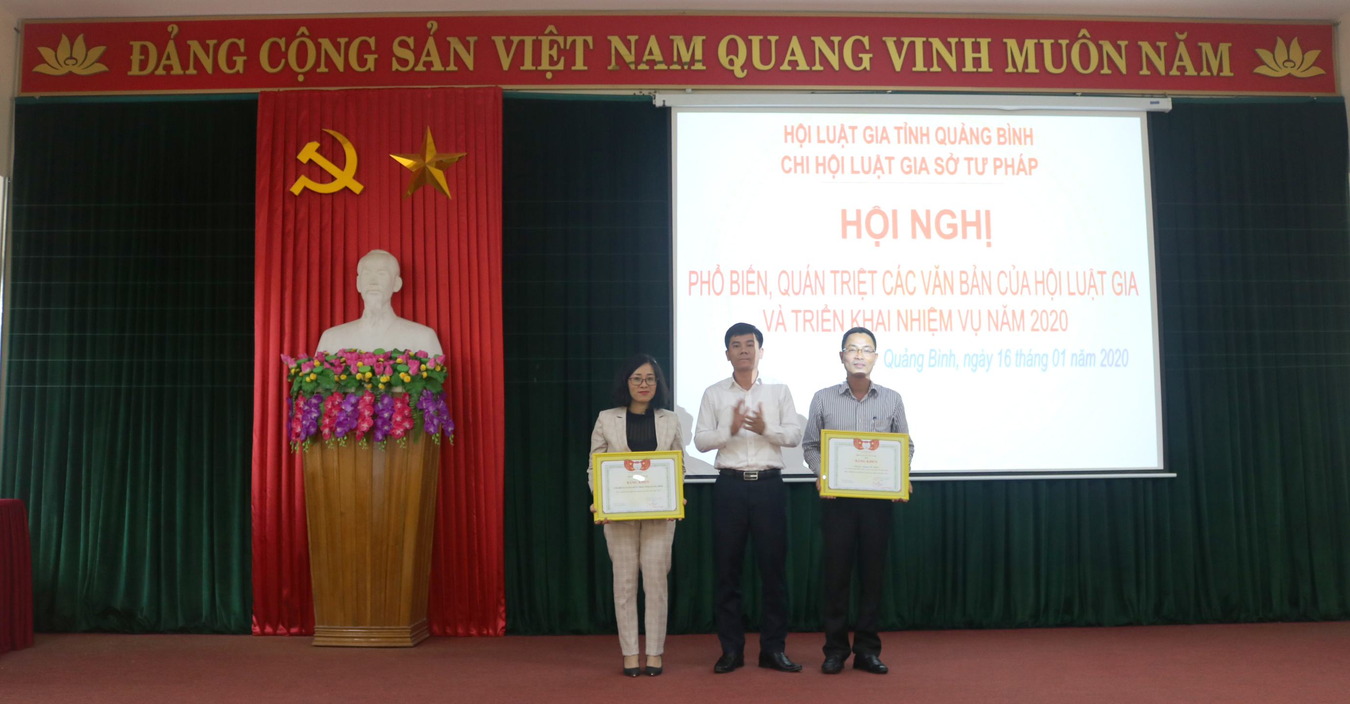 Đồng chí Trần Chí Tiến &ndash; Bí thư Đảng ủy, Giám đốc Sở Tư pháp trao Bằng khen của Trung ương Hội Luật gia Việt Nam cho tập thể và cá nhân có thành tích xuất sắc trong hoạt động năm 2019