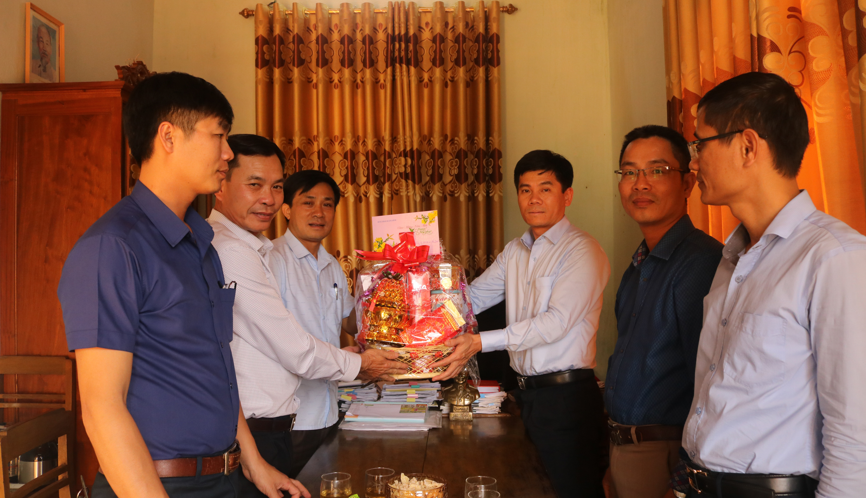 Đồng chí Trần Chí Tiến, Bí thư Đảng ủy, Giám đốc Sở Tư pháp thăm và chúc tết Lãnh đạo UBND xã Phúc Trạch, huyện Bố Trạch
