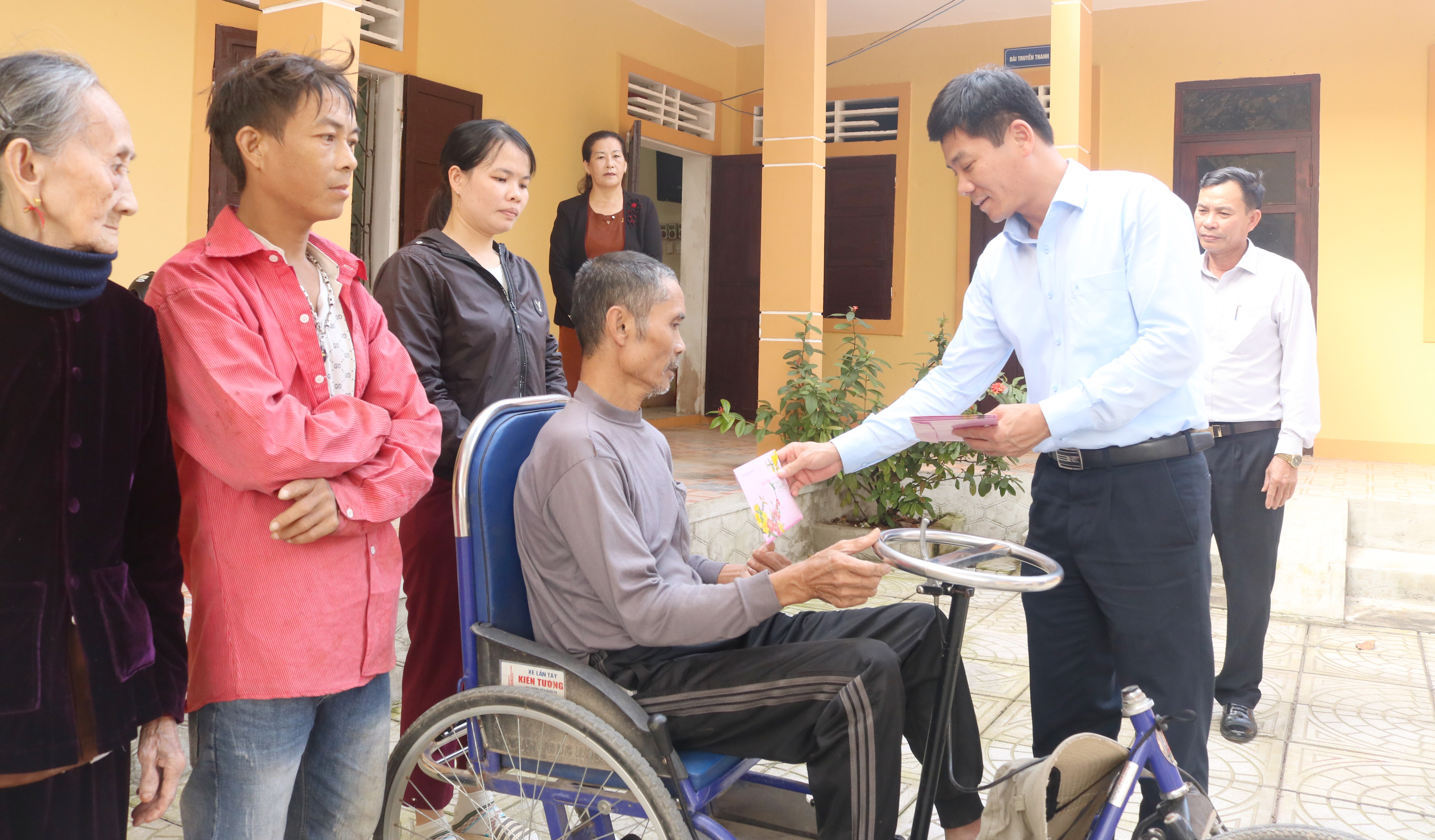 Đồng chí Trần Chí Tiến, Bí thư Đảng ủy, Giám đốc Sở tặng quà cho cho các gia đình có hoàn cảnh đặc biệt khó khăn và là hộ nghèo tại xã Phúc Trạch, huyện Bố Trạch