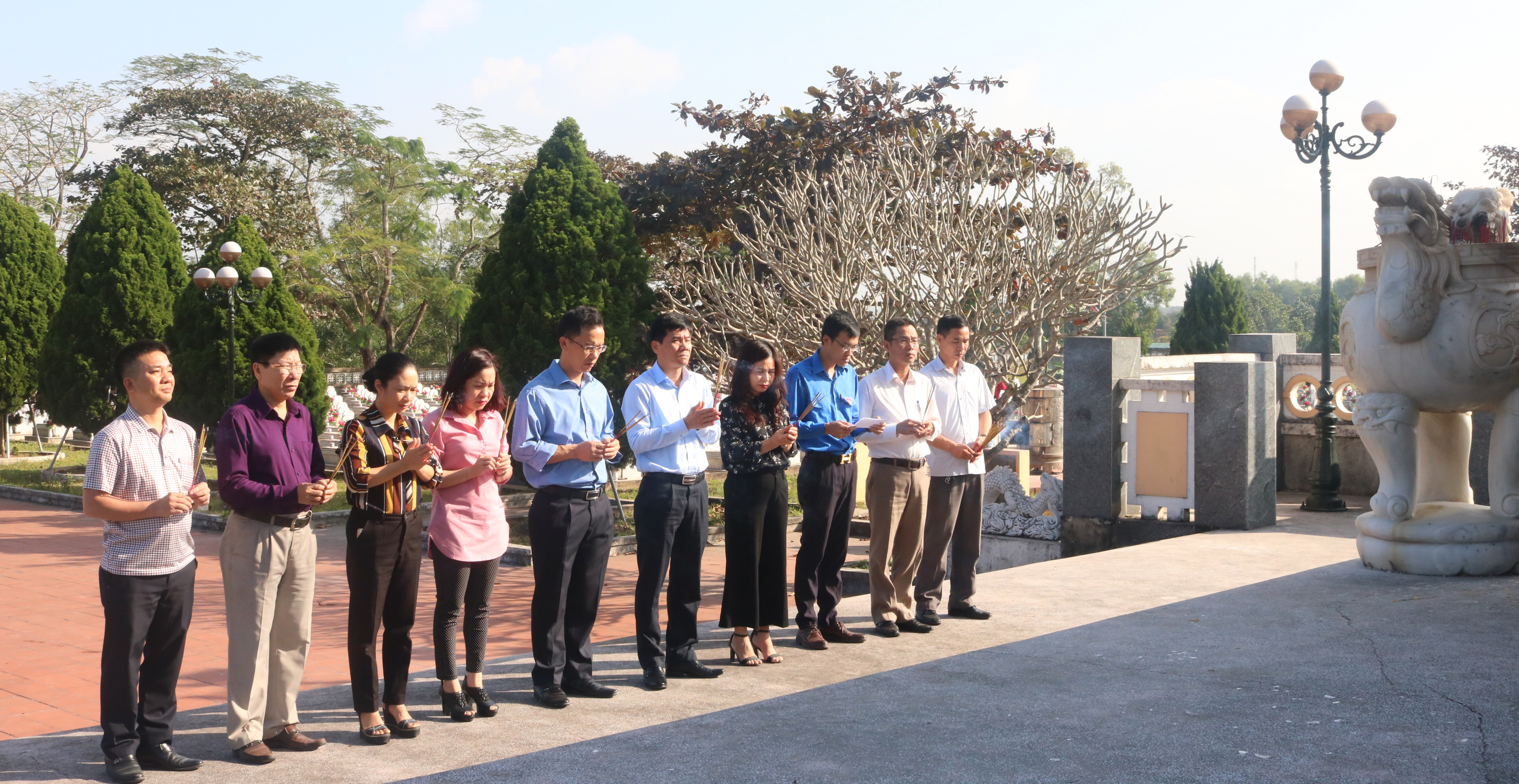 Dâng hương tại Nghĩa trang Liệt sỹ xã Mai Thủy, huyện Lệ Thủy