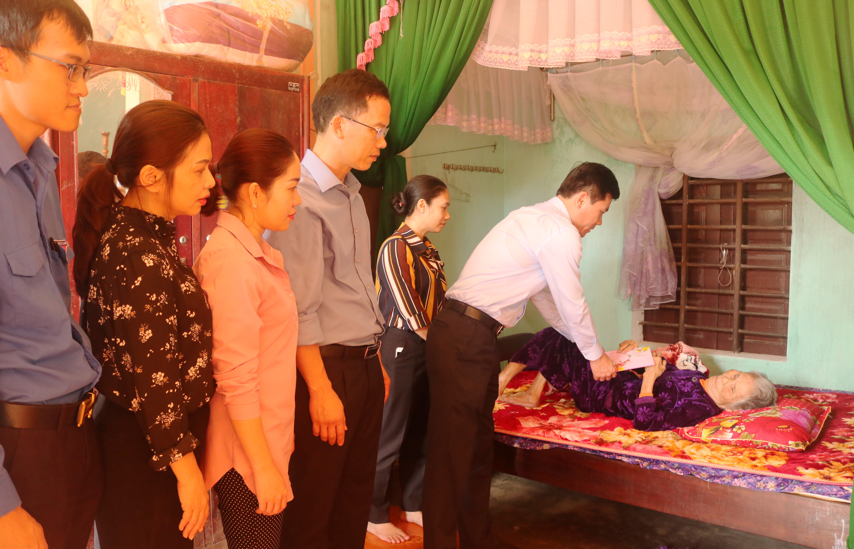 Đồng chí Trần Chí Tiến, Bí thư Đảng ủy, Giám đốc Sở cùng các đồng chí trong Đoàn thăm, tặng quà gia đình Bà mẹ Việt Nam anh hùng Phạm Thị Bót