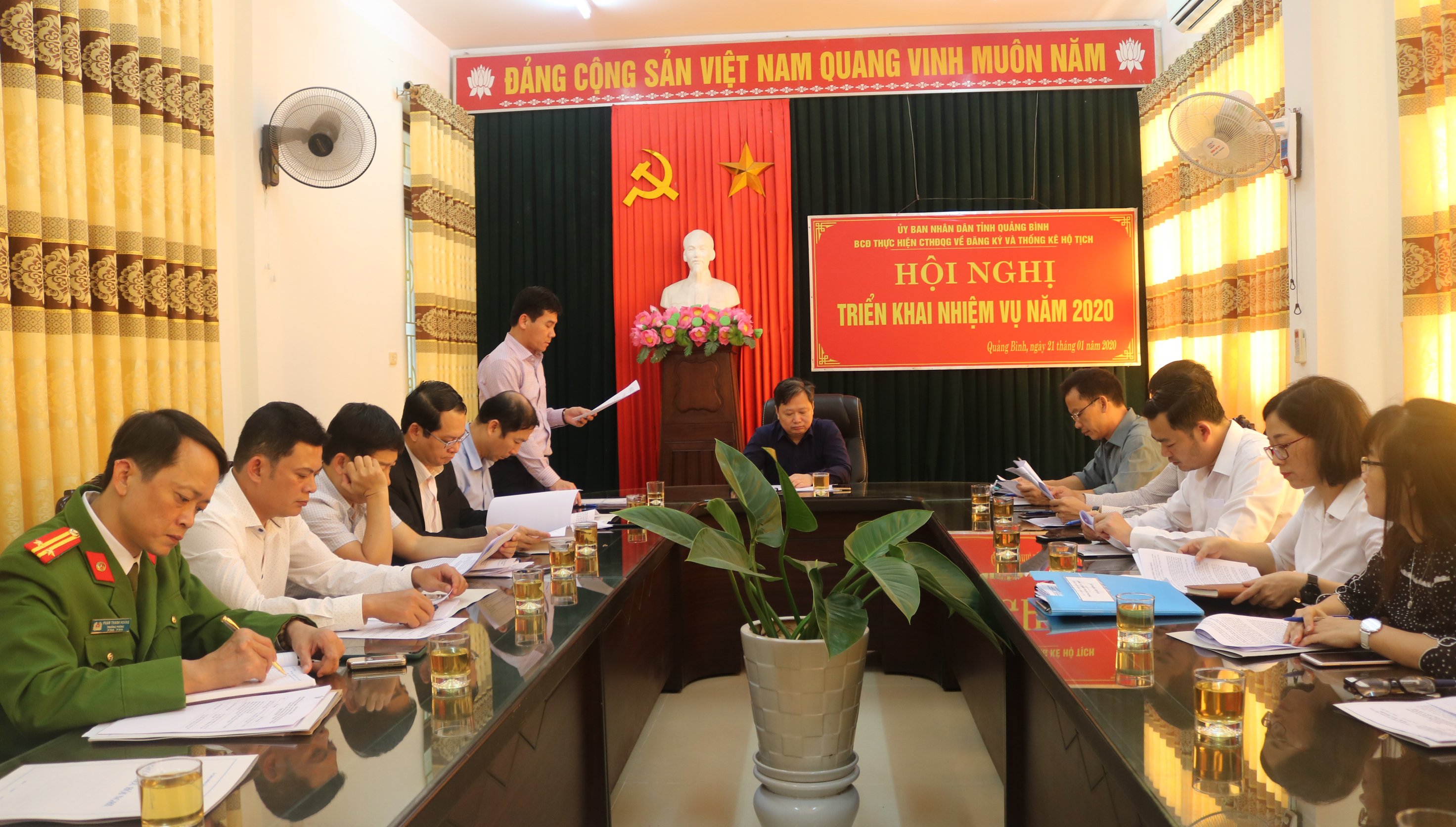 Đồng chí Trần Chí Tiến, Giám đốc Sở Tư pháp, Phó trưởng Ban Chỉ đạo báo cáo kết quả hoạt động của Chương trình