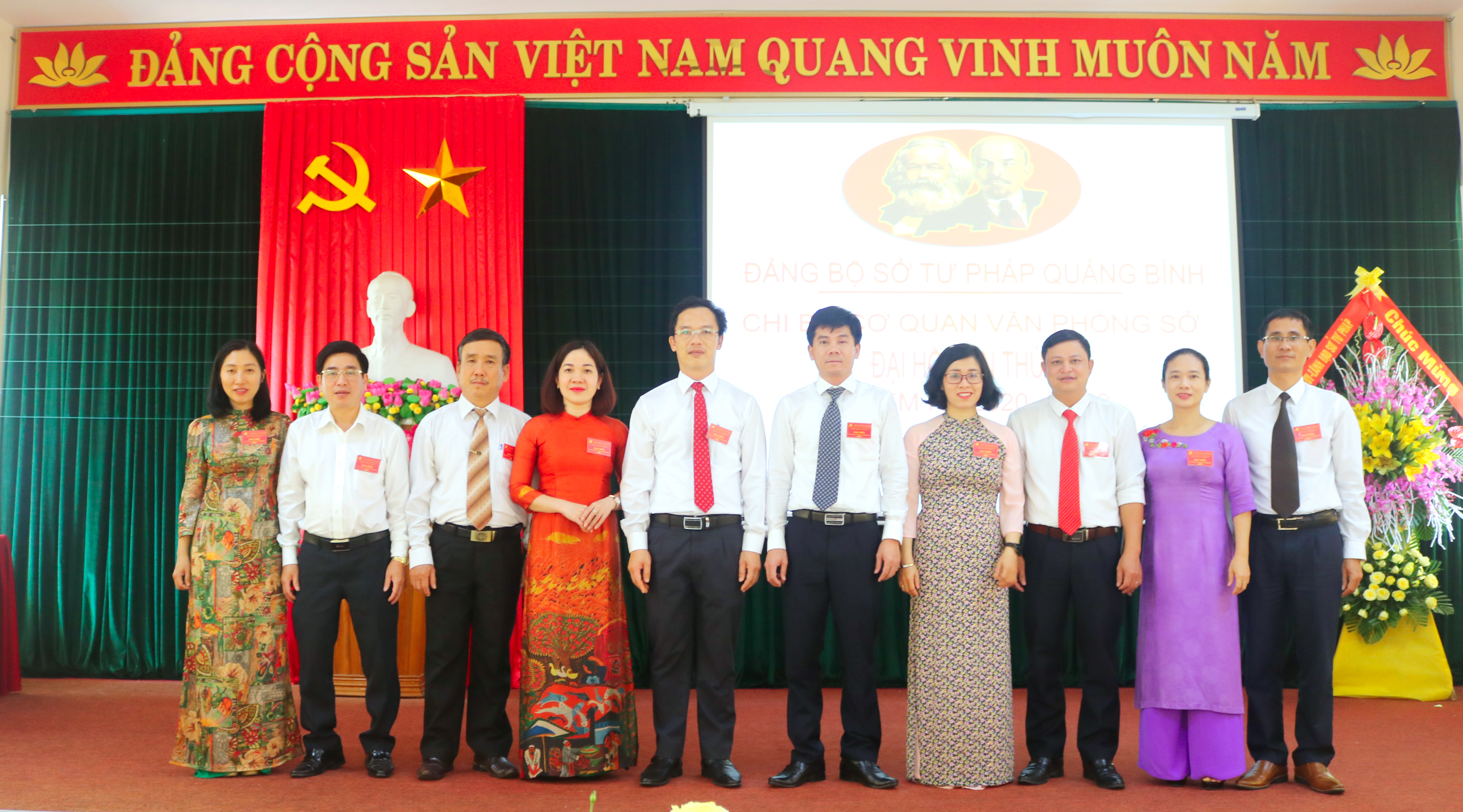 BCD Đảng bộ Sở chụp hình lưu niệm cùng BCH Chi bộ Cơ quan Văn phòng Sở
