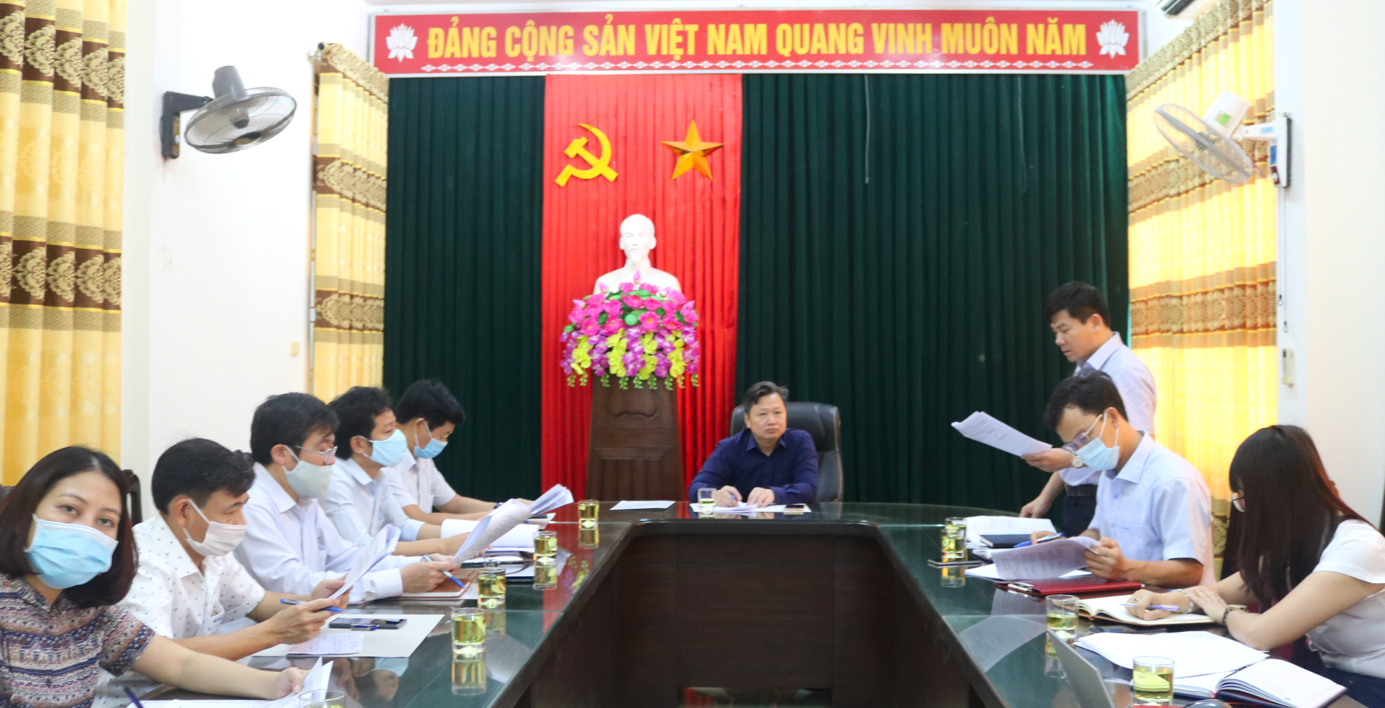 Đồng chí Trần Chí Tiến, Tỉnh ủy viên, Giám đốc Sở Tư pháp, Phó Chủ tịch Hội đồng phối hợp PBGDPL, Phó Trưởng Ban Tổ chức Cuộc thi phát biểu tại cuộc họp
